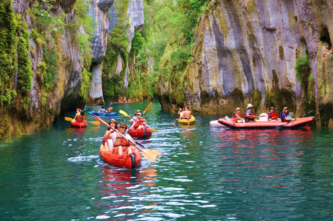 canyoning, le rafting, l'accrobranche, parapente ou la via ferrata.