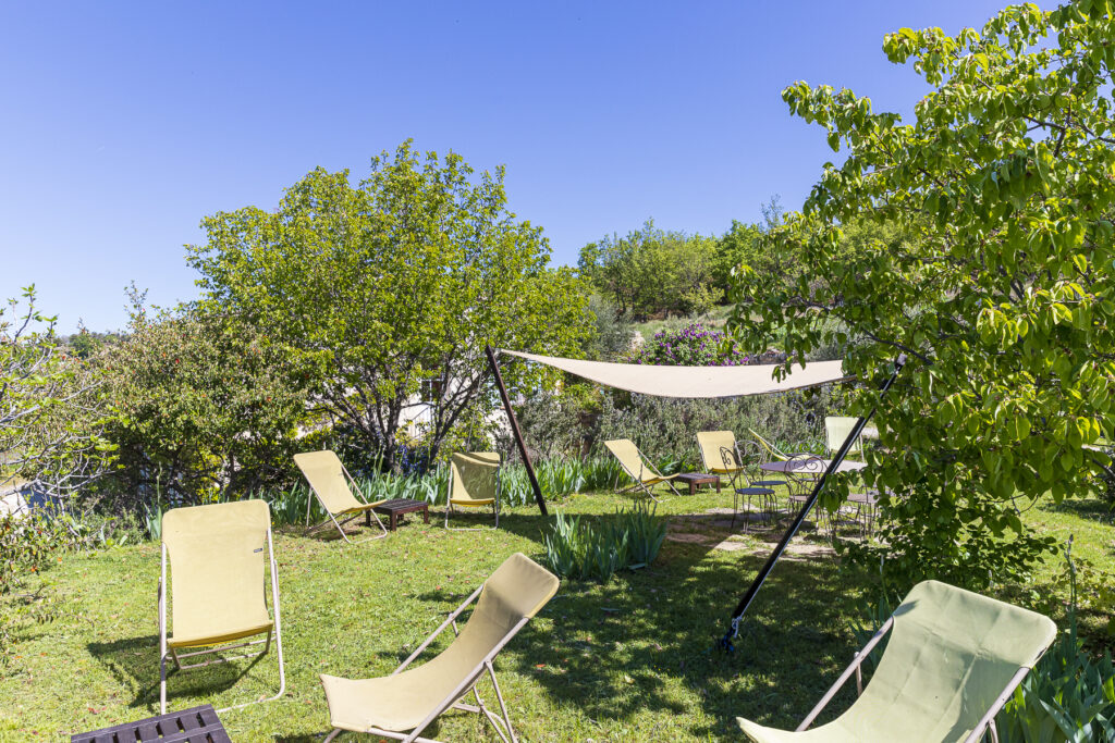 Décoration extérieure, jardin de la Ferme du Petit Ségriès, chambres hôtes à Moustiers Sainte Marie