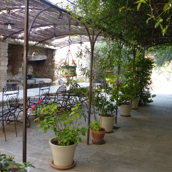 Table dans le patio de la Ferme du Petit Ségriès