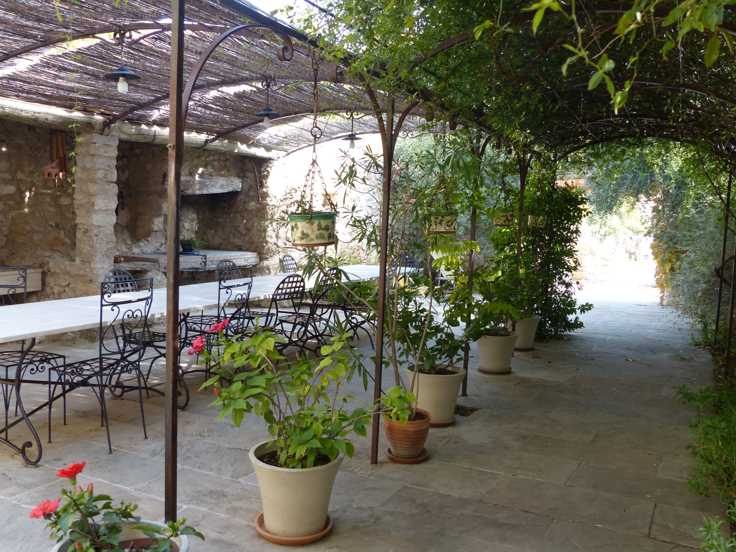 Table dans le patio de la Ferme du Petit Ségriès