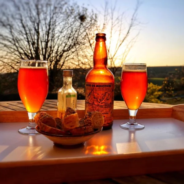 Apéritif en terrasse de la chambre d'hôte la Ferme du Petit Ségriès