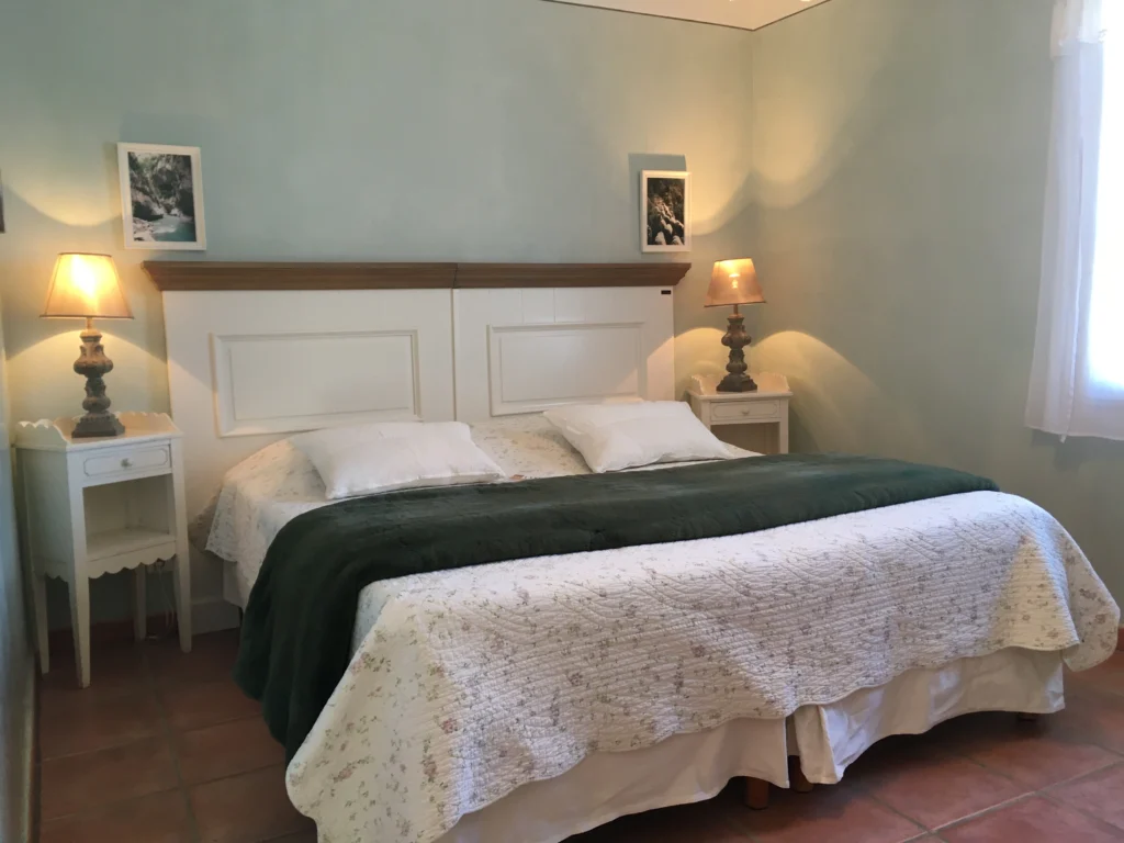 La chambre Lou Pavilhoun, chambre avec lit deux personnes, Bed and Breakfast près de Valensole