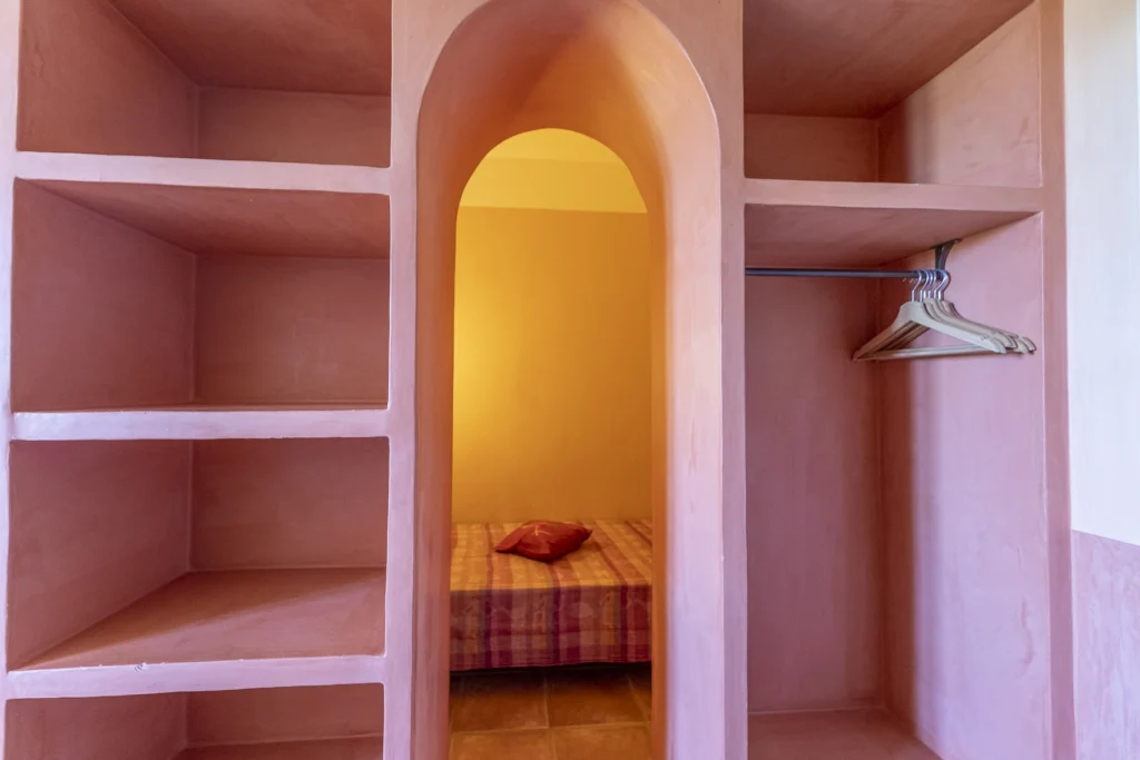 Quatrième couchage niché dans une alcôve, : Chambre d'hôte Santa Vitoria, chambre familiale en Provence