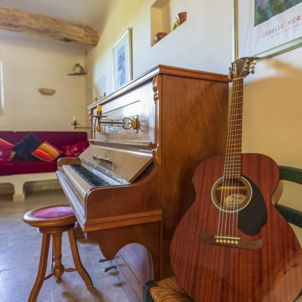 Piano dans le salon de la chambre d'hôte la Ferme du Petit Ségriès.