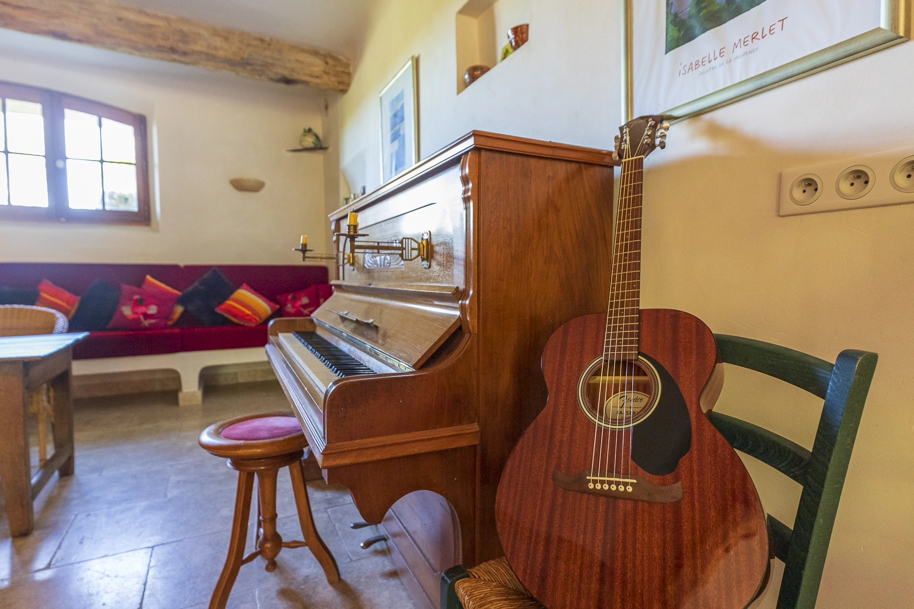 Piano dans le salon de la chambre d'hôte la Ferme du Petit Ségriès.