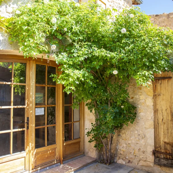 Vue de l'entrée de la chambre d'hôte, la Ferme du Petit Ségriès à Moustiers Sainte Marie dans le Verdon