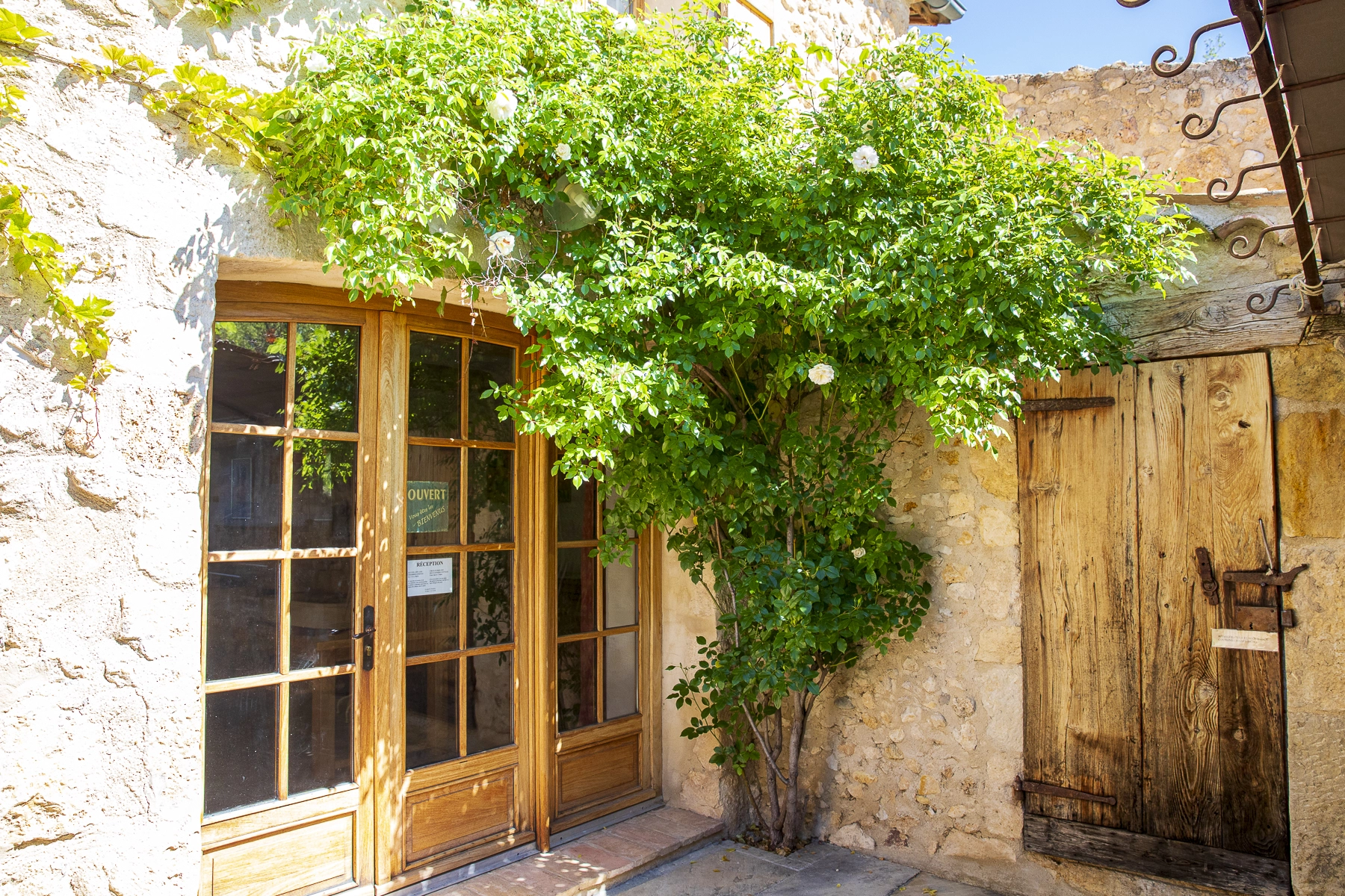 Vue de l'entrée de la chambre d'hôte, la Ferme du Petit Ségriès à Moustiers Sainte Marie dans le Verdon