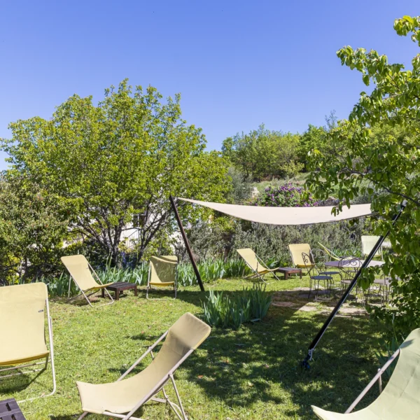 Jardin équipé de chaises et transats