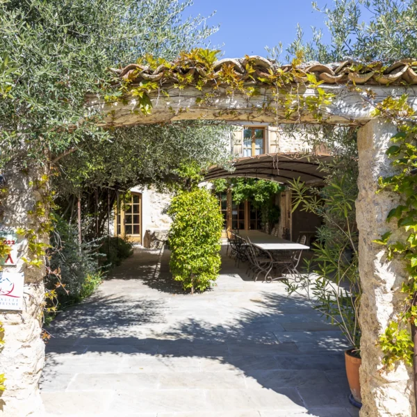 Entrée de la Ferme du Petit Ségriès, maison d'hôtes située au cœur du Parc Naturel Régional du Verdon