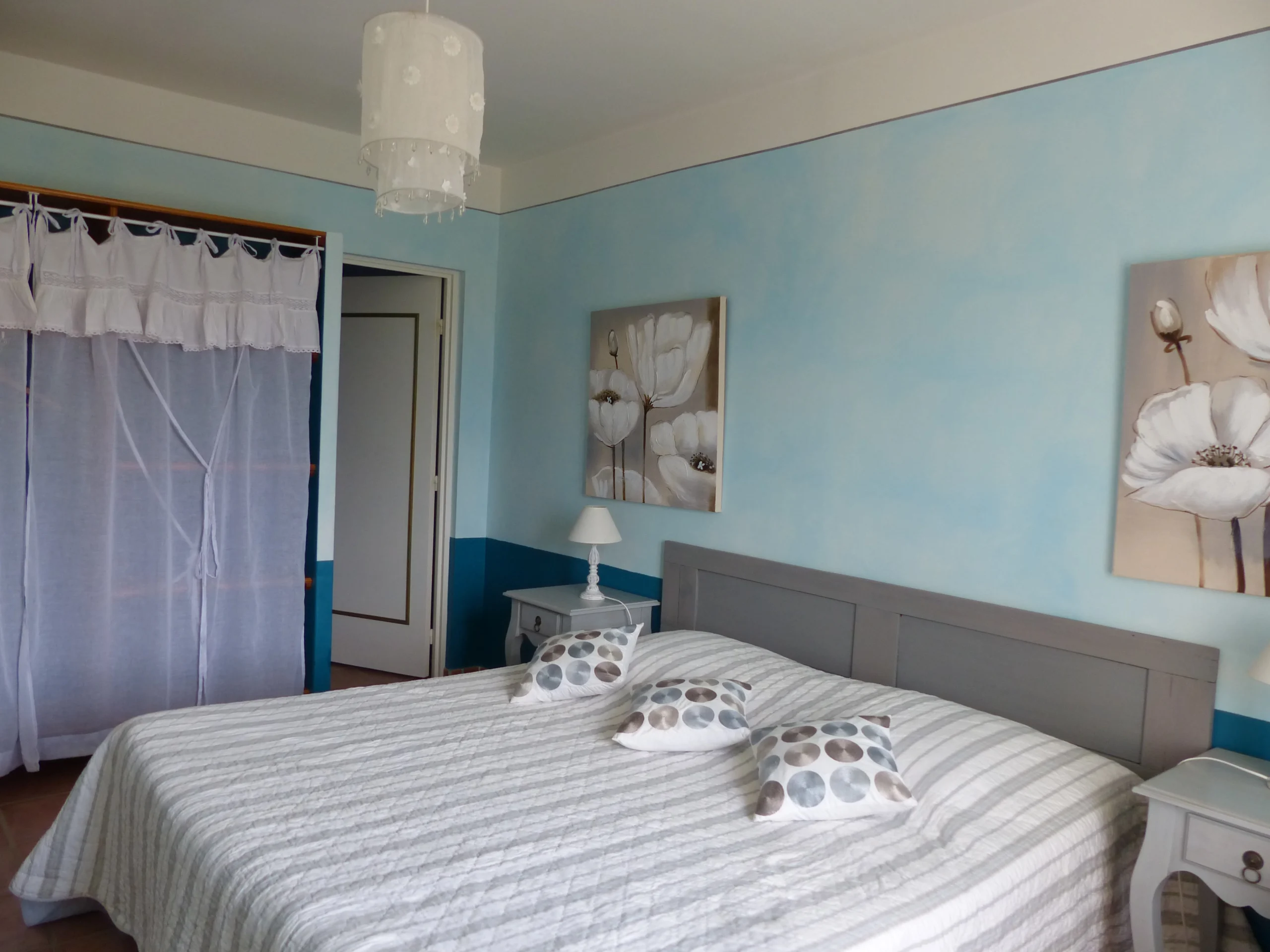 Chambre d'hôte Lou Margé, chambre décorée dans un camaïeu de bleus