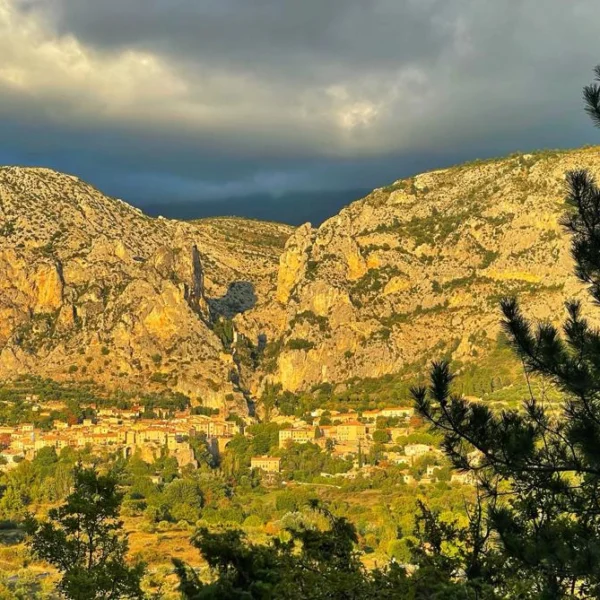 Vue aérienne de Moustiers Sainte Marie dans le Verdon